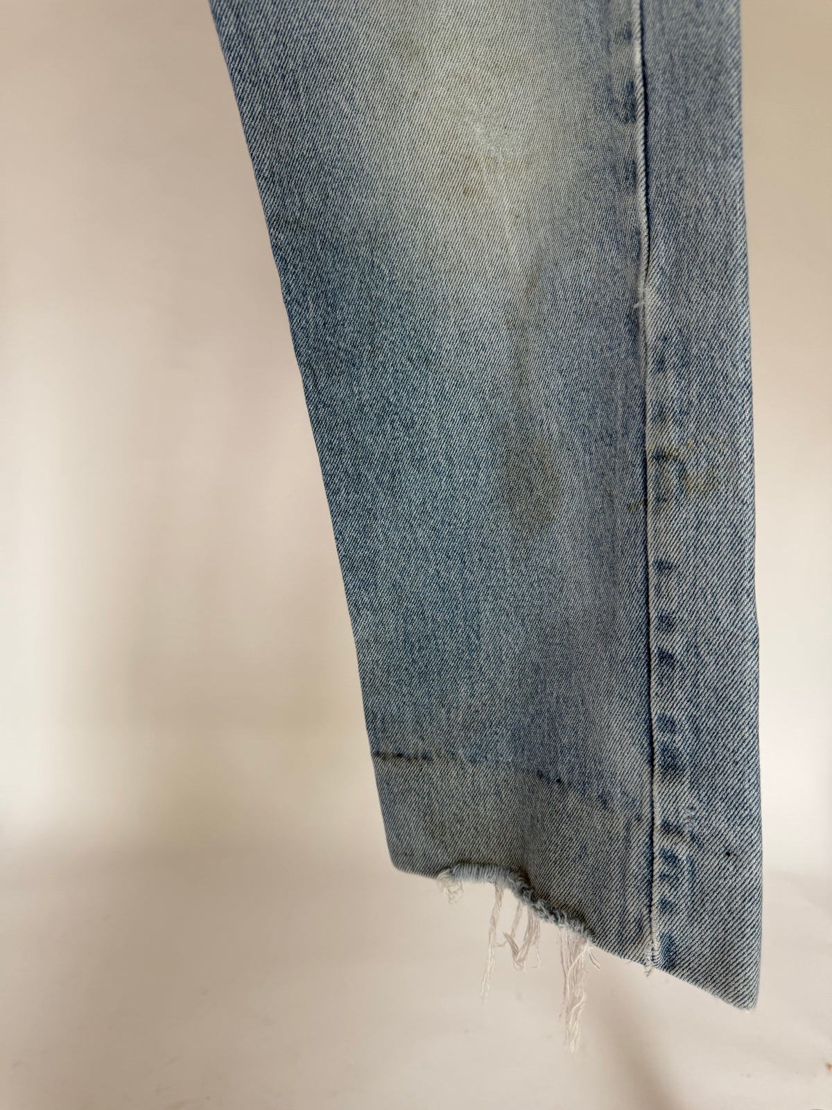 DISTRESSED LOW RISE JEANS