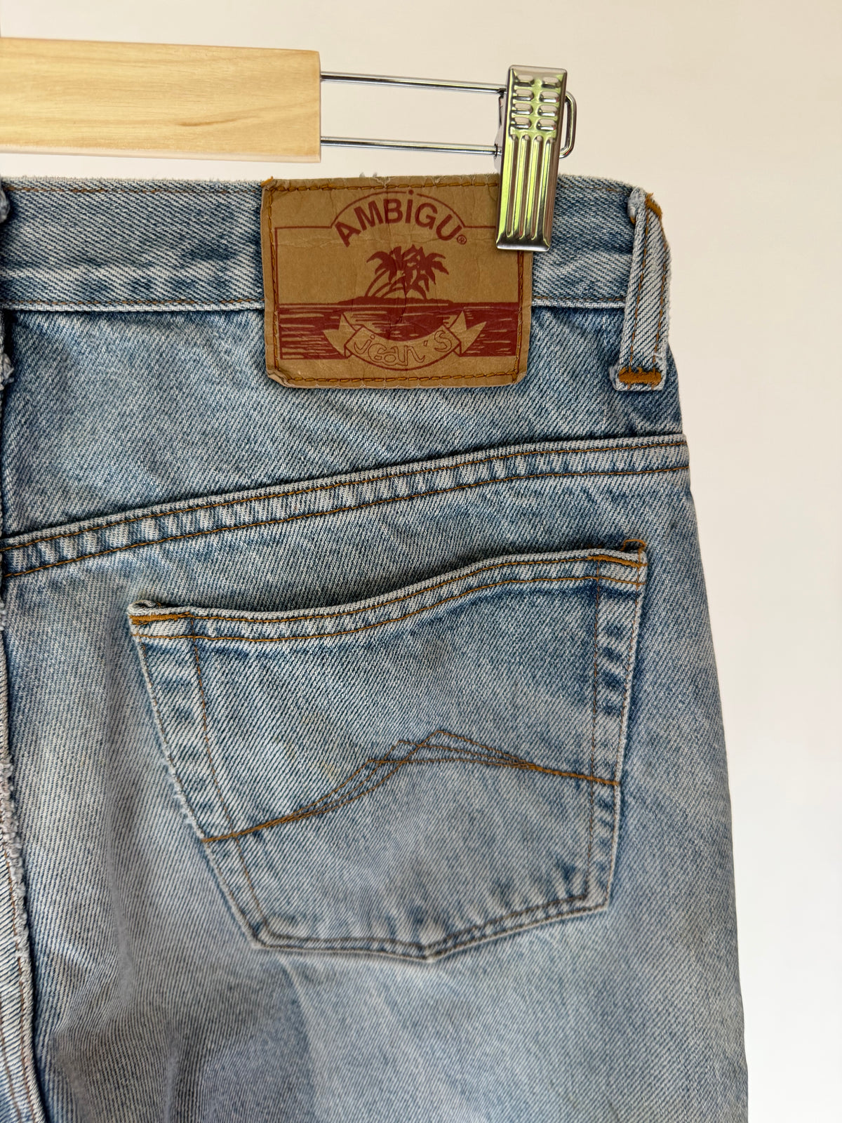 DISTRESSED LOW RISE JEANS