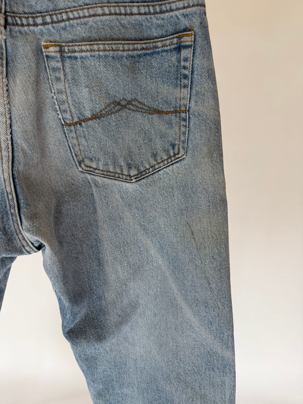 DISTRESSED LOW RISE JEANS