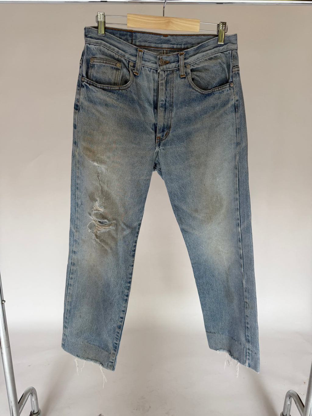 DISTRESSED LOW RISE JEANS
