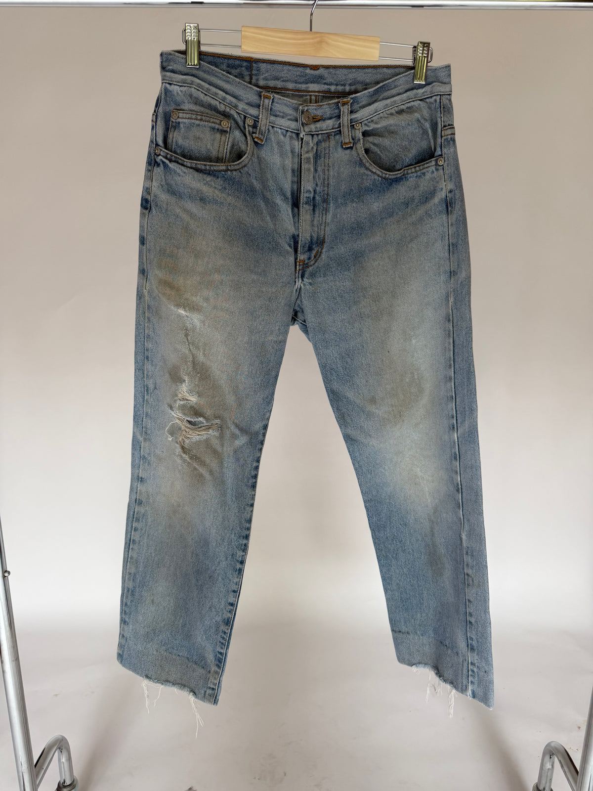 DISTRESSED LOW RISE JEANS