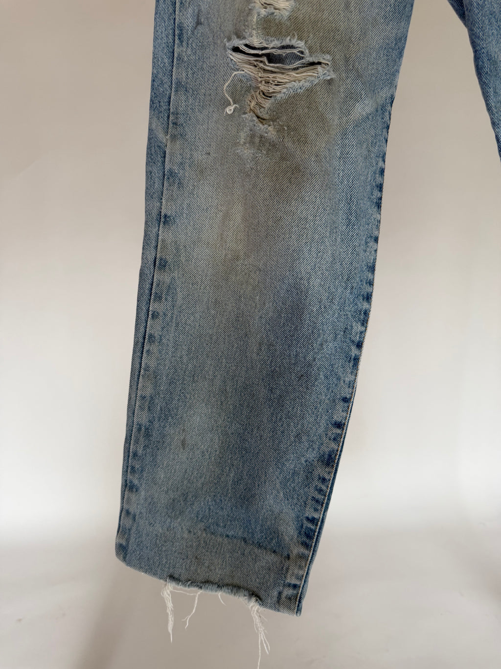 DISTRESSED LOW RISE JEANS